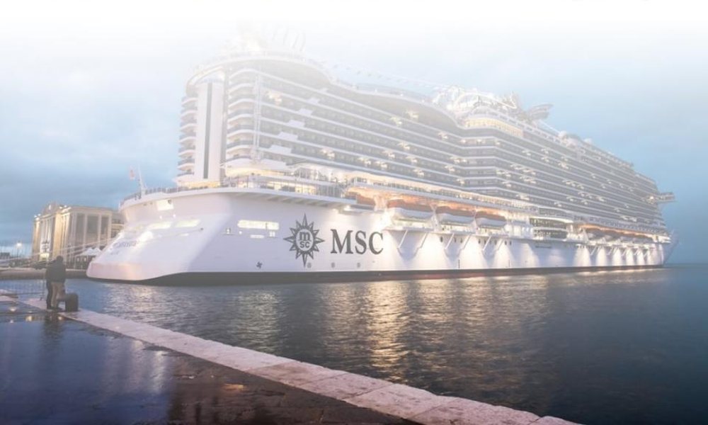 Paquebot de croisière à quai au port de Dakar